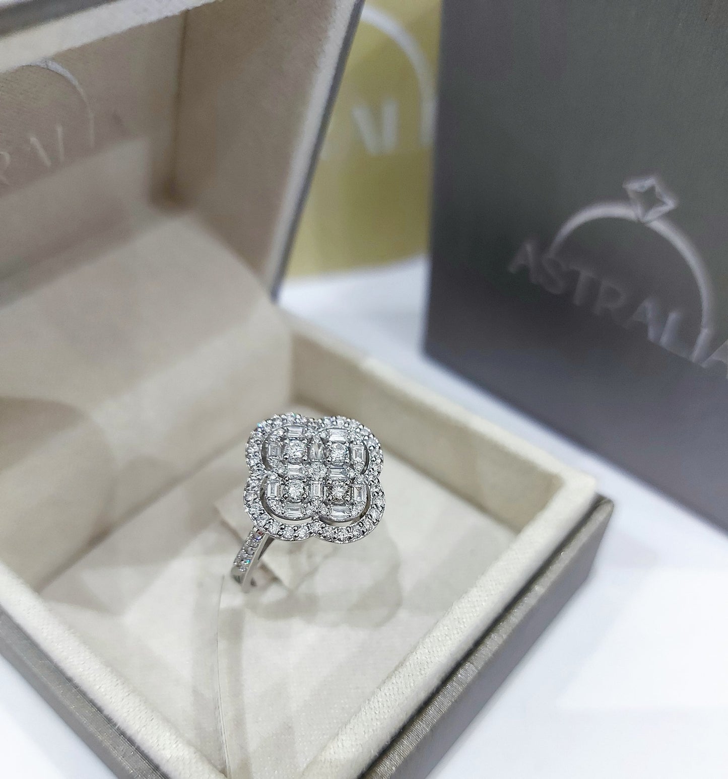 Anello Astralia a fiore in Oro Bianco con Diamanti Baguette ct 0,20 e Brillante ct 0,65 18kt (750)