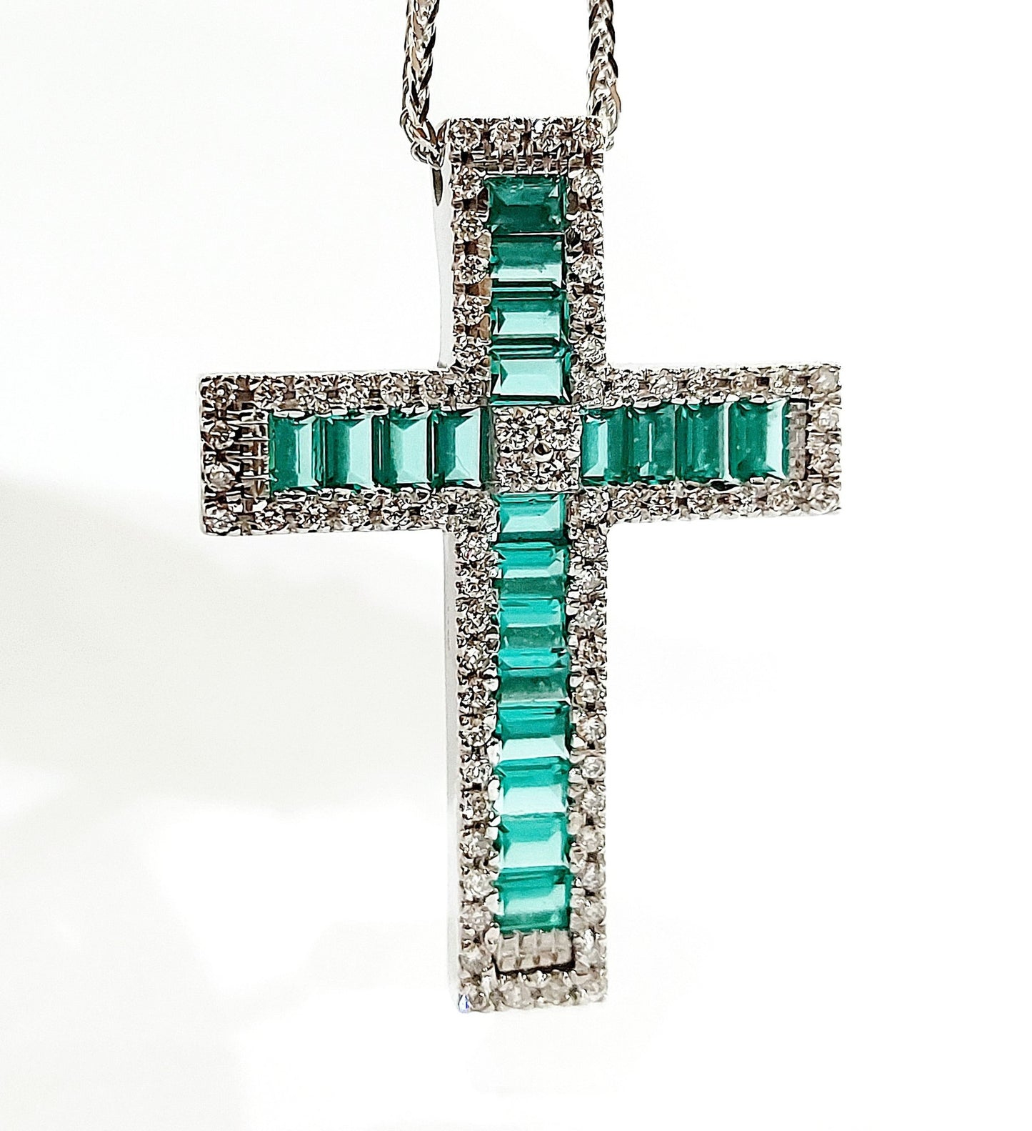 Collana pendente Croce con Diamanti 0,90 ct e Smeraldi Baguette 2,10 ct in Oro 18 kt (750)