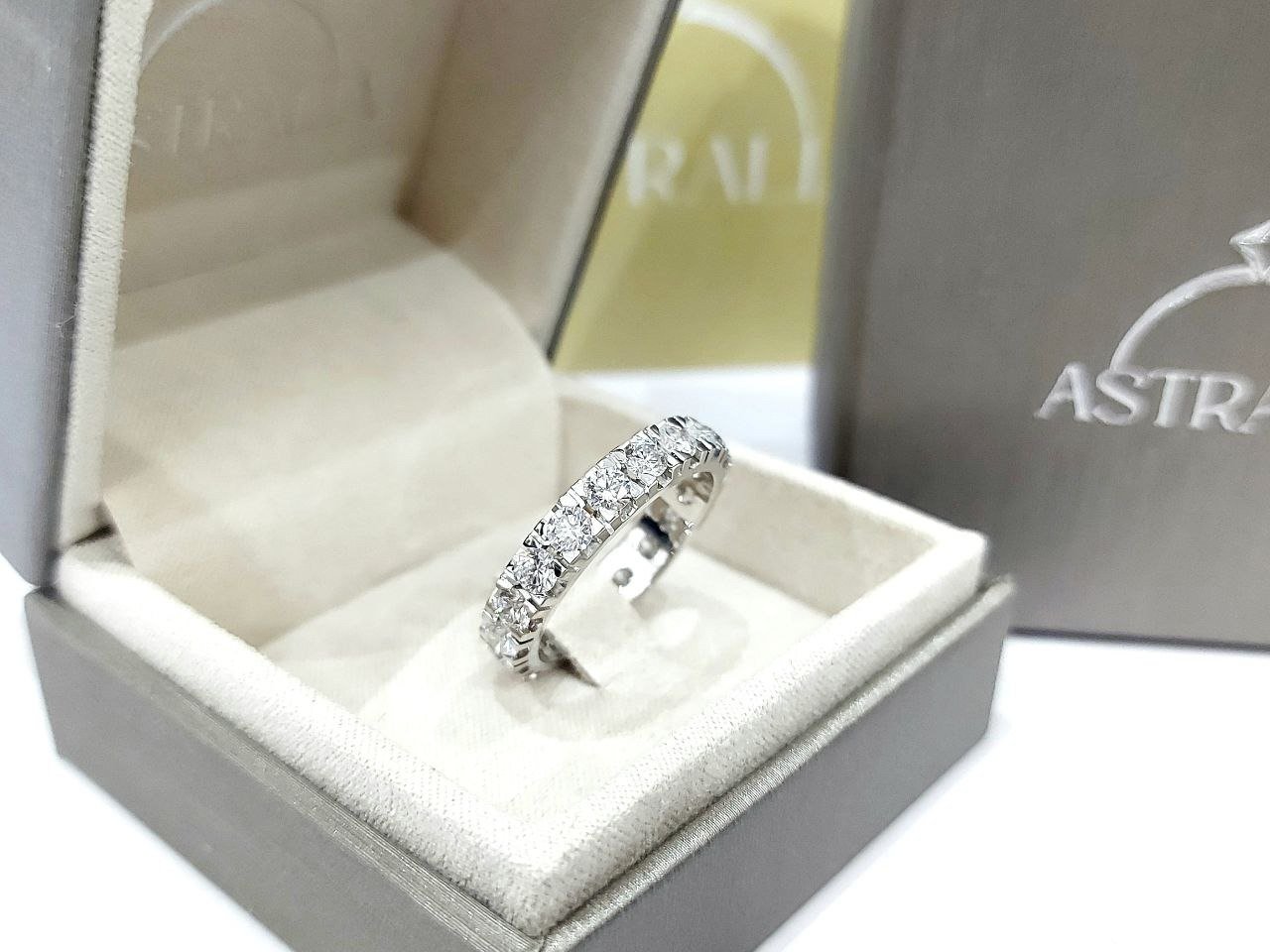 Anello veretta modello eternity Diamanti ct 3,80 Oro bianco 18 kt -750 Astralia
