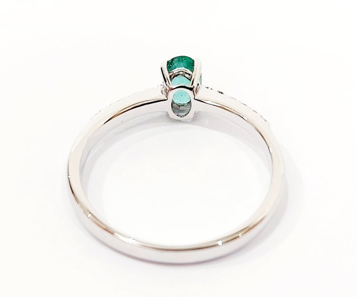 Anello Donna in Oro bianco 18kt-750 Smeraldo ovale ct 1,05 e Diamanti taglio brillante ct 0,22