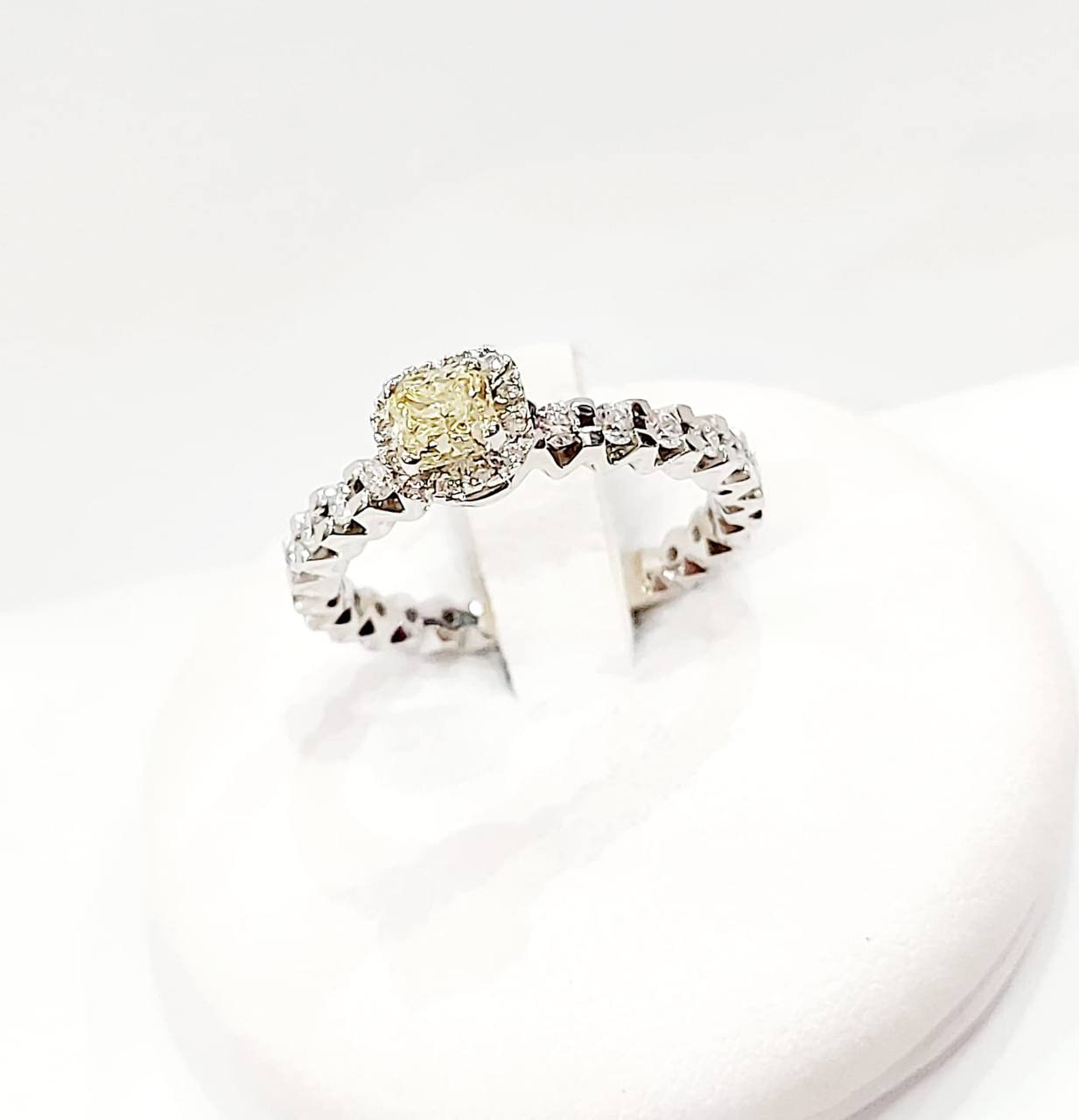 Anello Riviera solitario con Diamante Fancy 0,41 ct e Diamanti 0,73 ct in Oro Bianco con certificazione gemmologica AIG Milan 18 Kt (750)