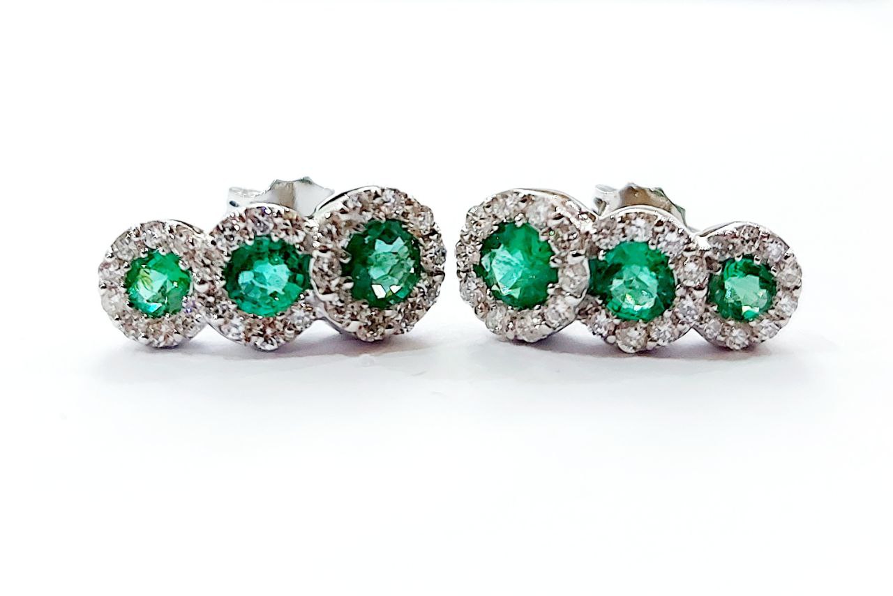 Orecchini Trilogy Magic Oro Bianco con Diamanti 0,75 ct e Smeraldi 0,90 ct 18 kt (750)