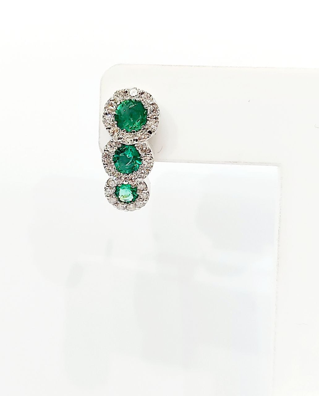 Orecchini Trilogy Magic Oro Bianco con Diamanti 0,75 ct e Smeraldi 0,90 ct 18 kt (750)
