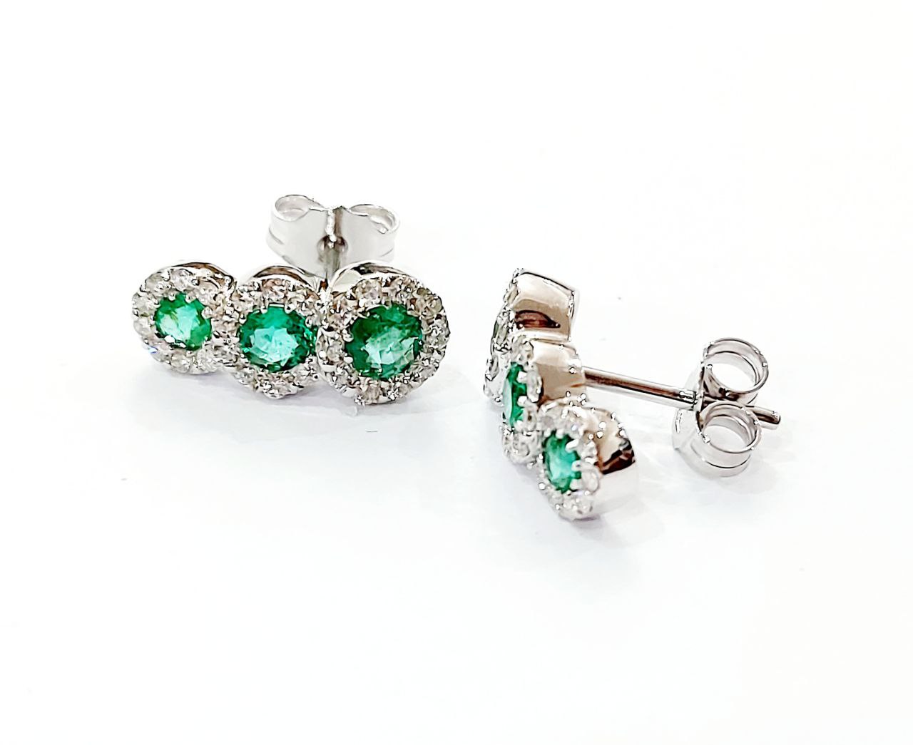 Orecchini Trilogy Magic Oro Bianco con Diamanti 0,75 ct e Smeraldi 0,90 ct 18 kt (750)