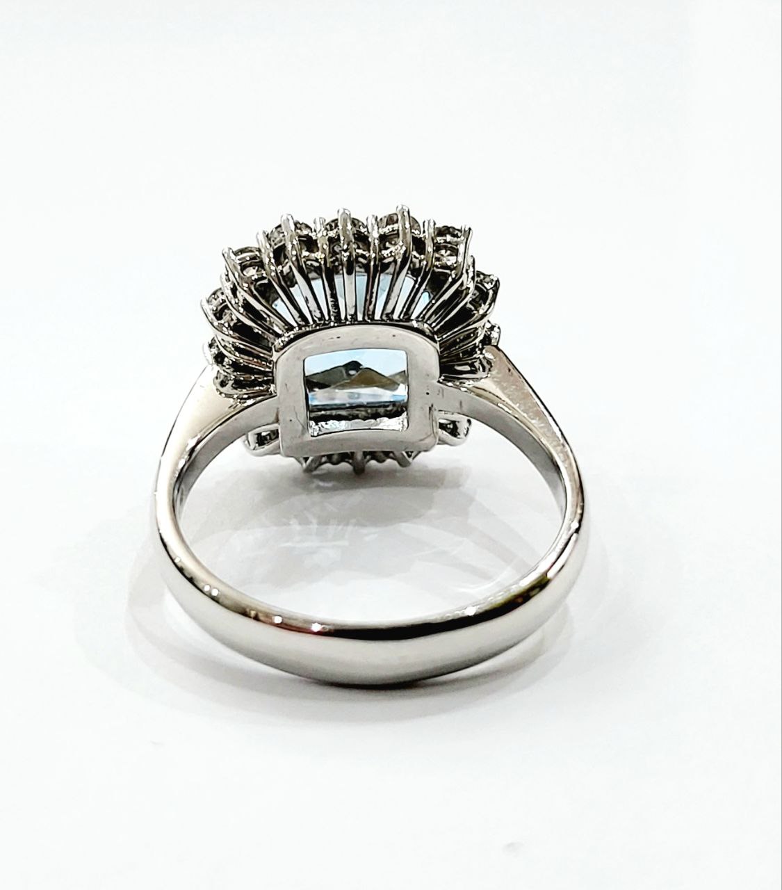 Anello Donna in Oro Bianco con Topazio ct 5,10 e Diamanti ct 0,80 18 kt (750)