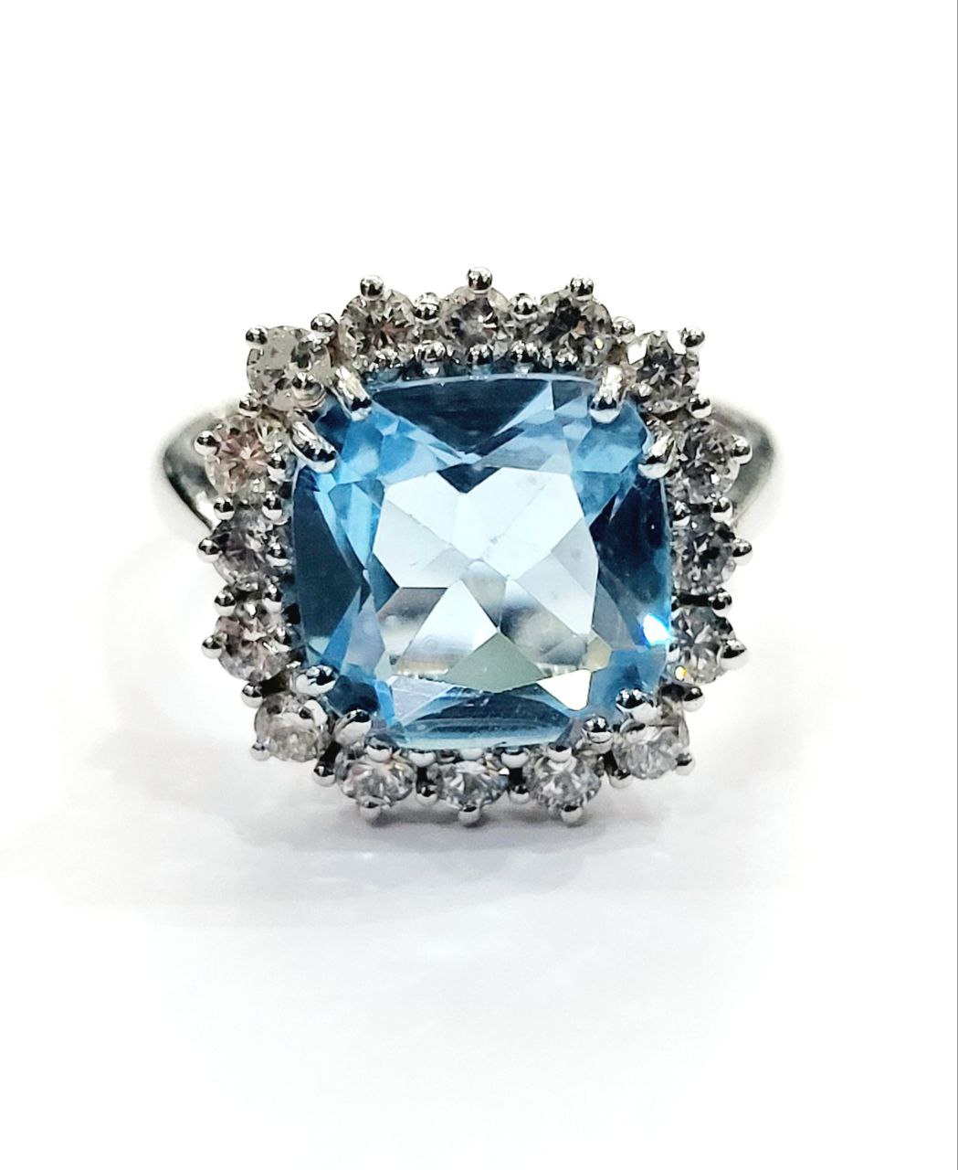 Anello Donna in Oro Bianco con Topazio ct 5,10 e Diamanti ct 0,80 18 kt (750)