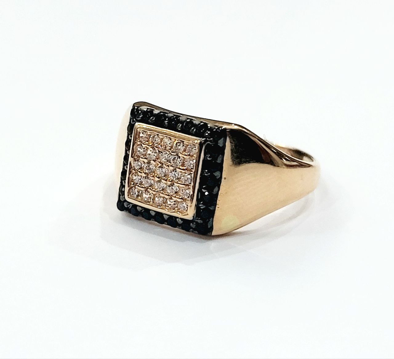 Anello a scudo con Diamanti Neri 0,55 ct e Diamanti Bianchi 0,50 ct 18 kt (750)