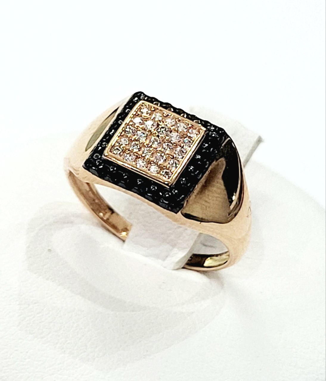 Anello a scudo con Diamanti Neri 0,55 ct e Diamanti Bianchi 0,50 ct 18 kt (750)