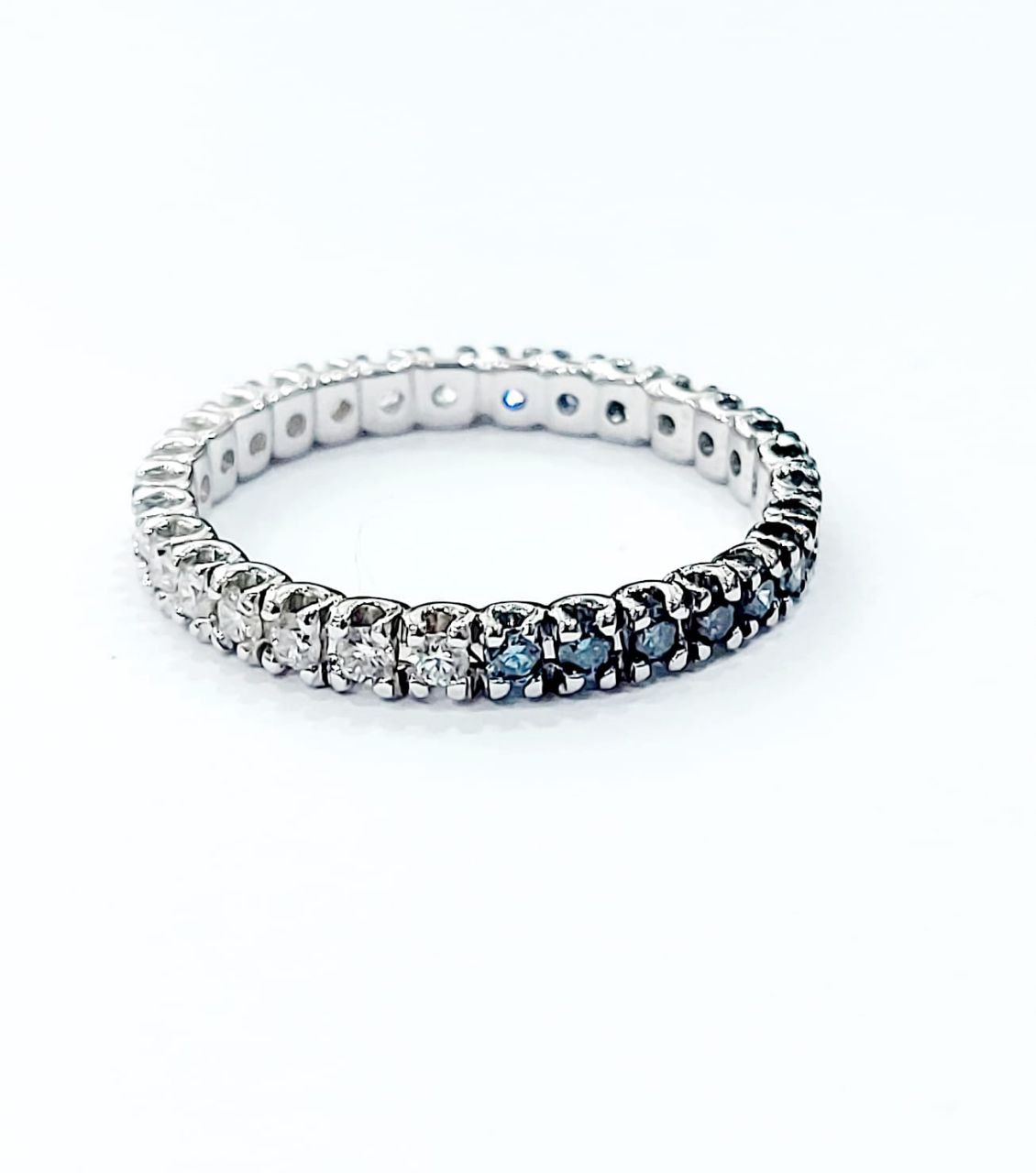 Anello Astralia Riviera Eternity con Diamanti 0,75 ct e Diamanti Faint Blue 0,75 ct in Oro Bianco 18kt (750)