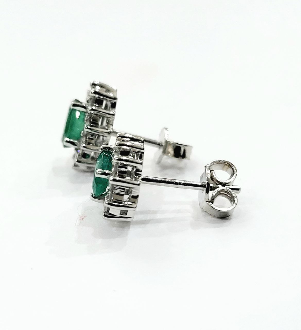 Orecchini in Oro Bianco con Diamanti 0,62 ct e Smeraldi 1,22 ct 18 kt (750)