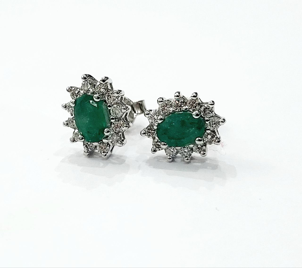 Orecchini in Oro Bianco con Diamanti 0,62 ct e Smeraldi 1,22 ct 18 kt (750)