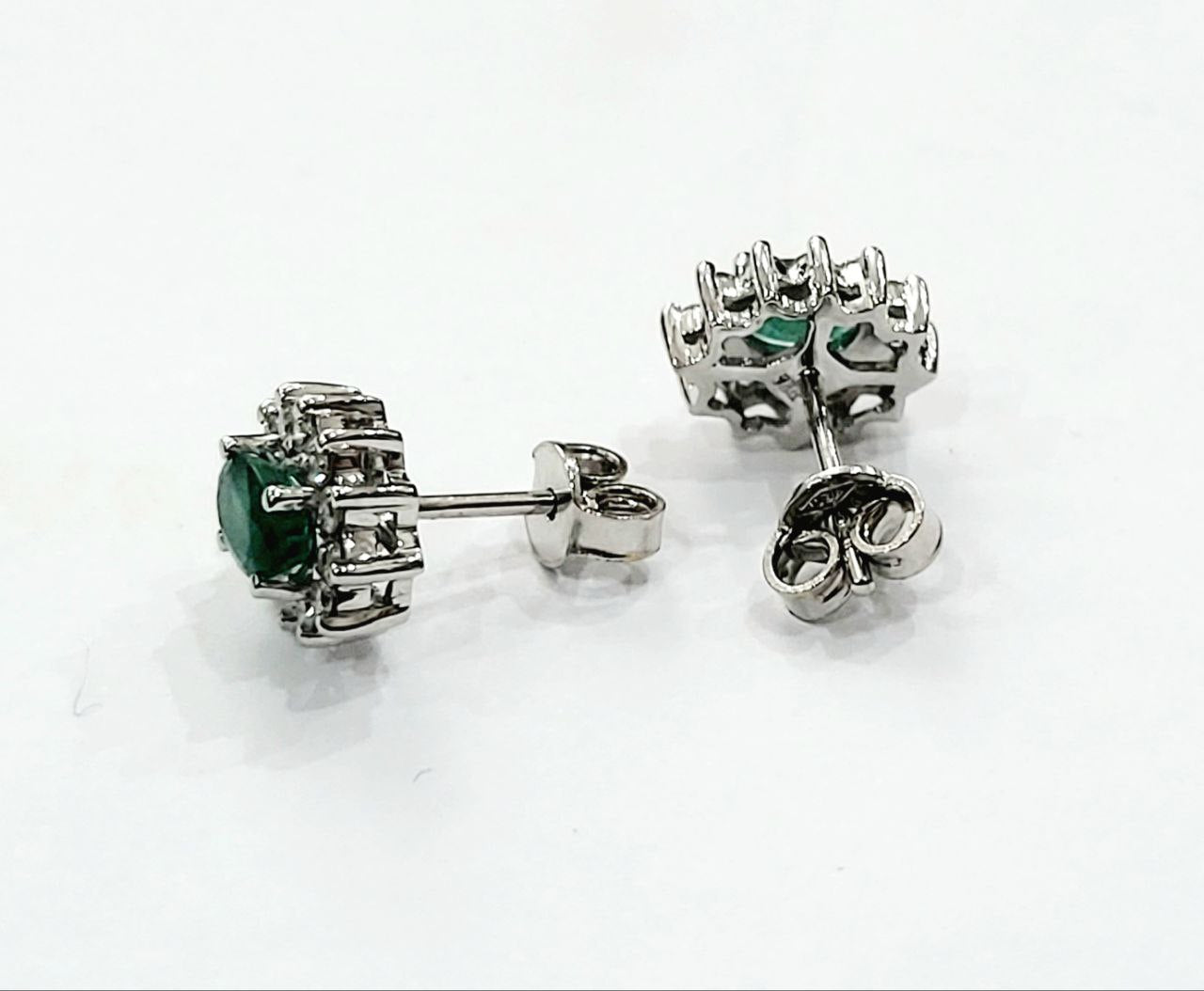 Orecchini in Oro Bianco con Diamanti 0,62 ct e Smeraldi 1,22 ct 18 kt (750)