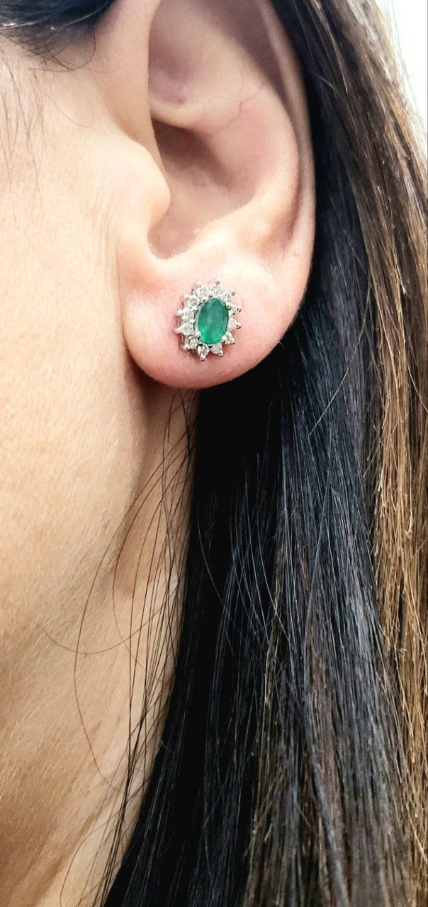 Orecchini in Oro Bianco con Diamanti 0,62 ct e Smeraldi 1,22 ct 18 kt (750)