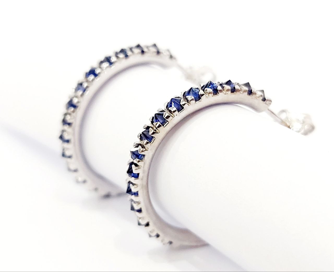 Orecchini semicerchio Astralia con Zaffiri a cuntrari 2,40 ct in Oro Bianco 18 Kt (750)