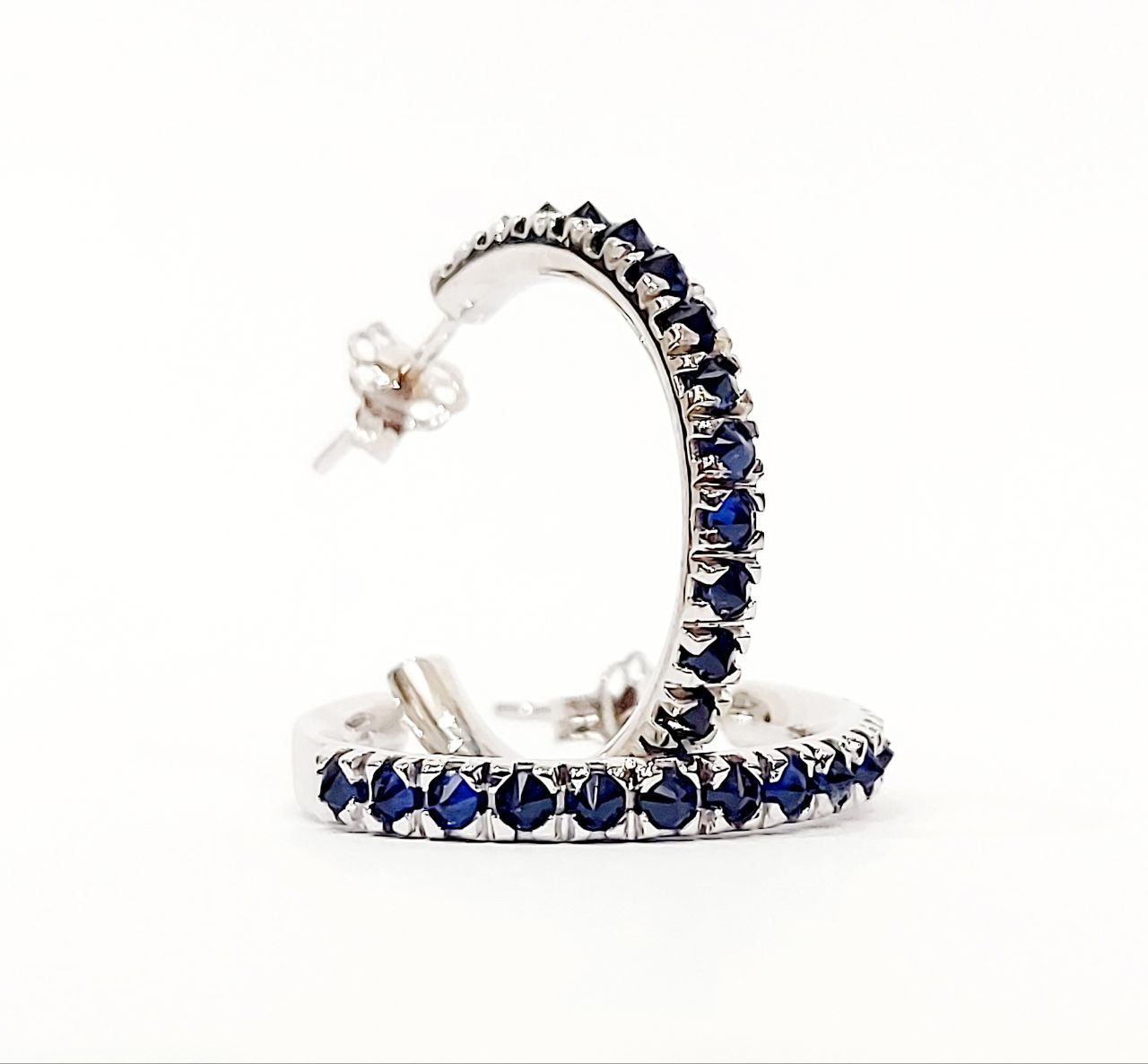 Orecchini semicerchio Astralia con Zaffiri a cuntrari 2,40 ct in Oro Bianco 18 Kt (750)