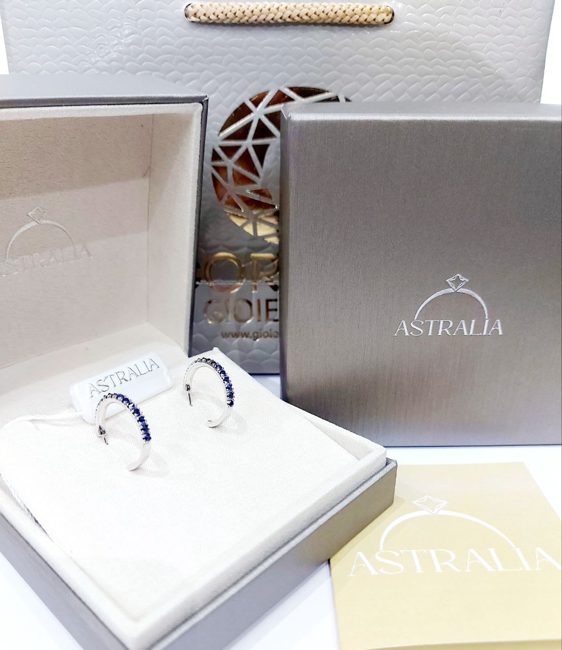 Orecchini semicerchio Astralia con Zaffiri a cuntrari 2,40 ct in Oro Bianco 18 Kt (750)