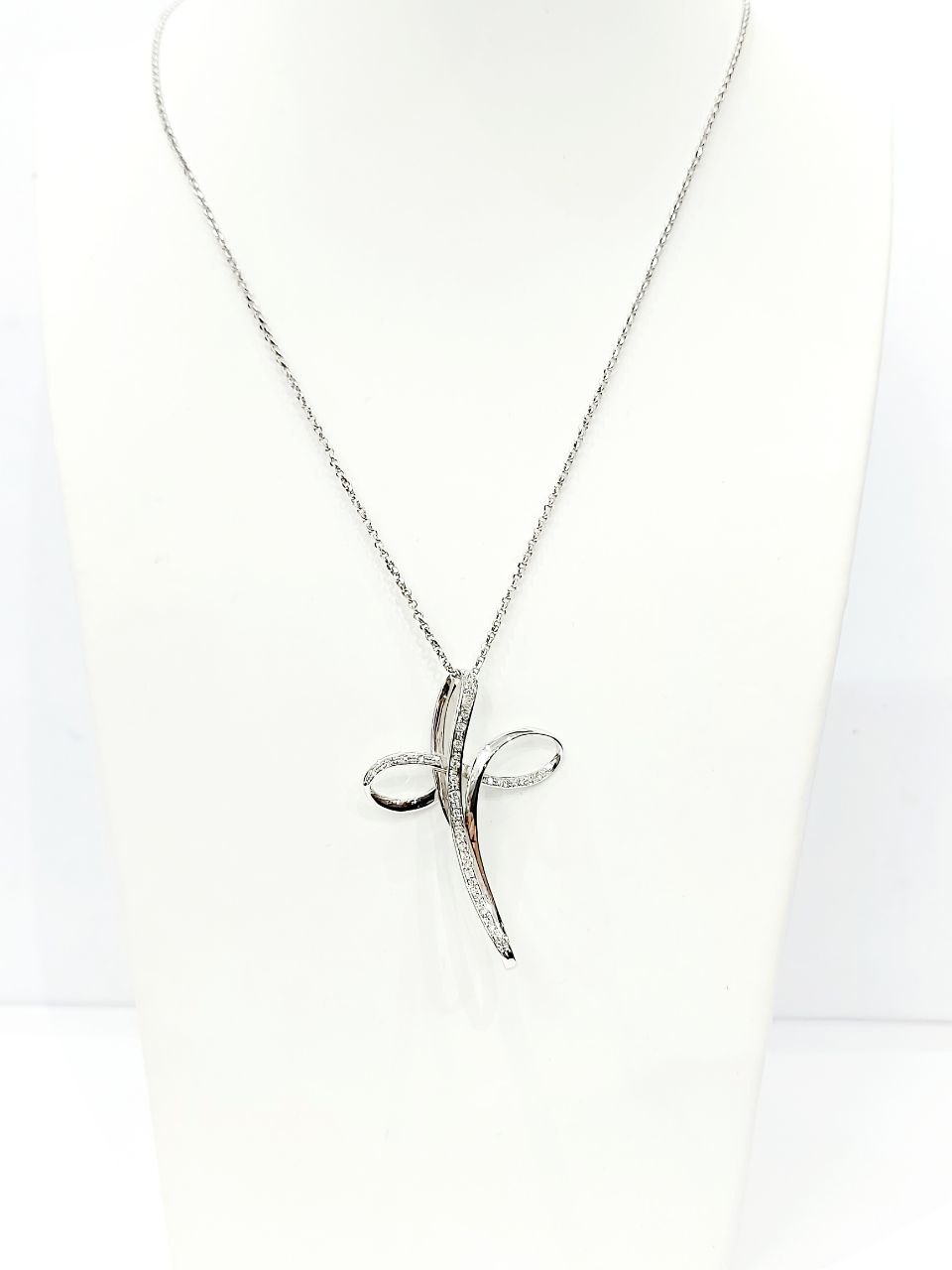Collana e pendente croce Astralia in Oro Bianco e Diamanti 0,45 ct 18 kt (750)