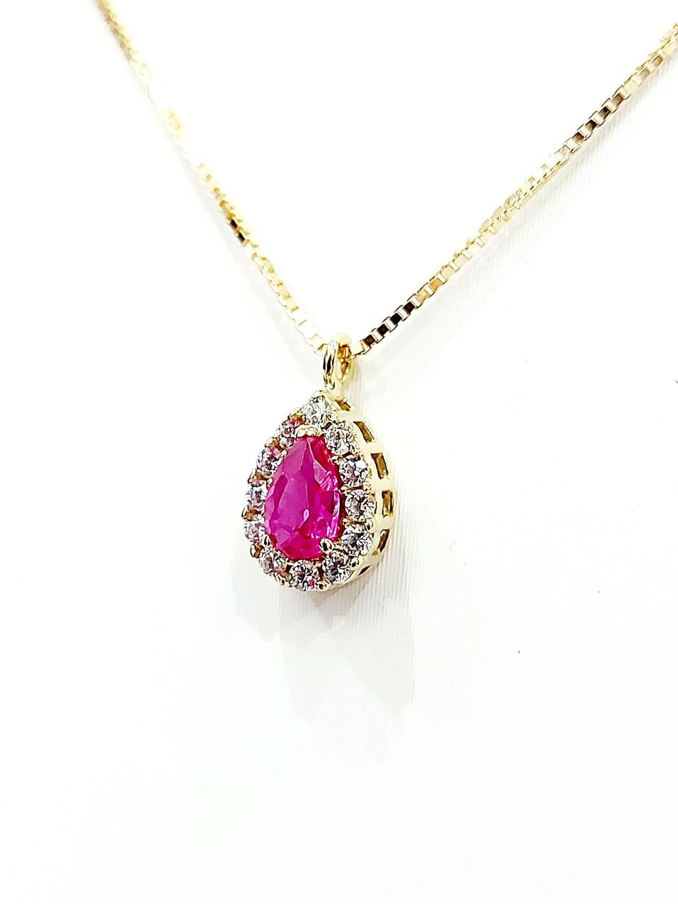 Collana pendente con Rubino a goccia ct 0,40 e Diamanti ct 0,24 in Oro Giallo 18 kt -750