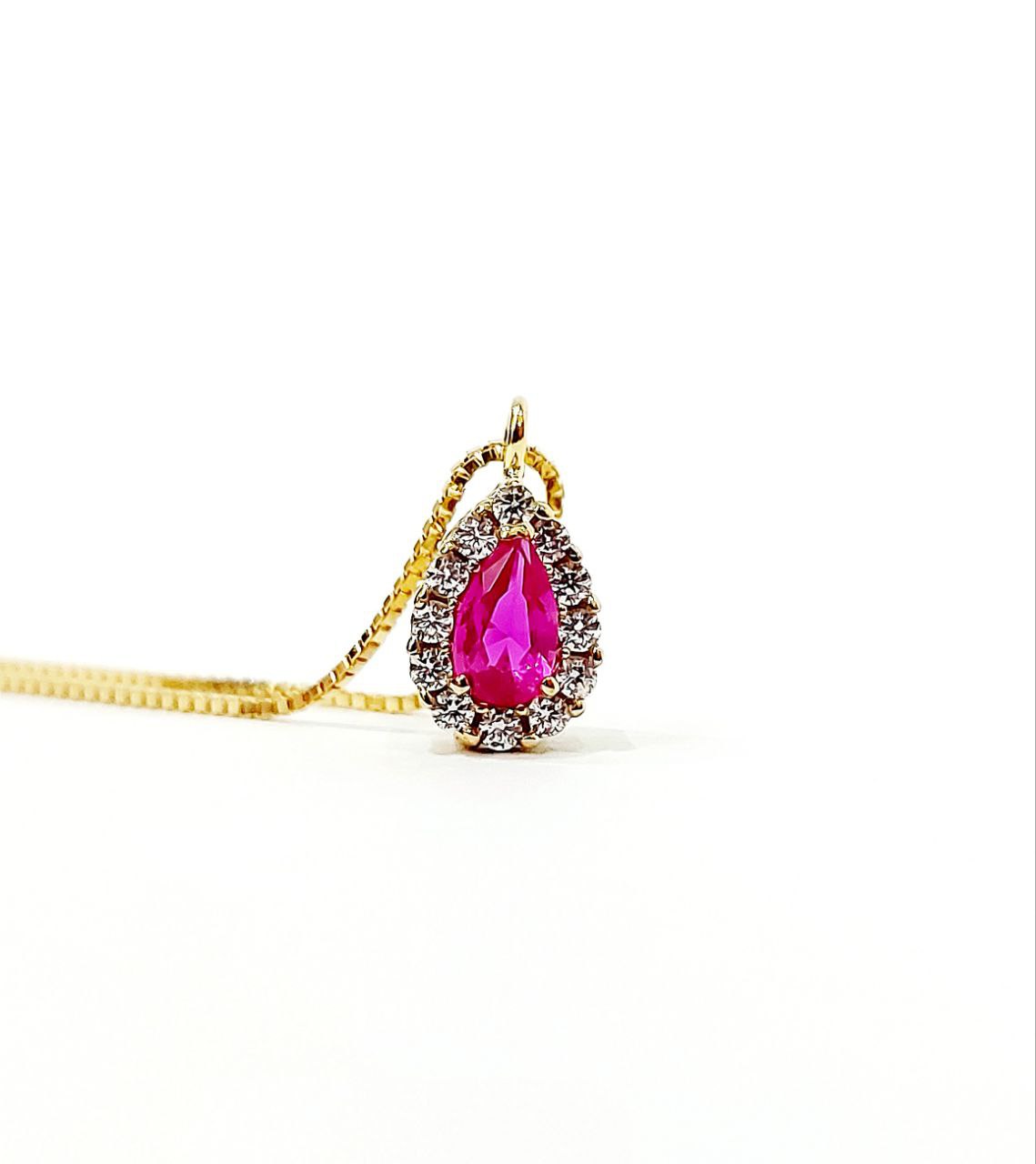 Collana pendente con Rubino a goccia ct 0,40 e Diamanti ct 0,24 in Oro Giallo 18 kt -750