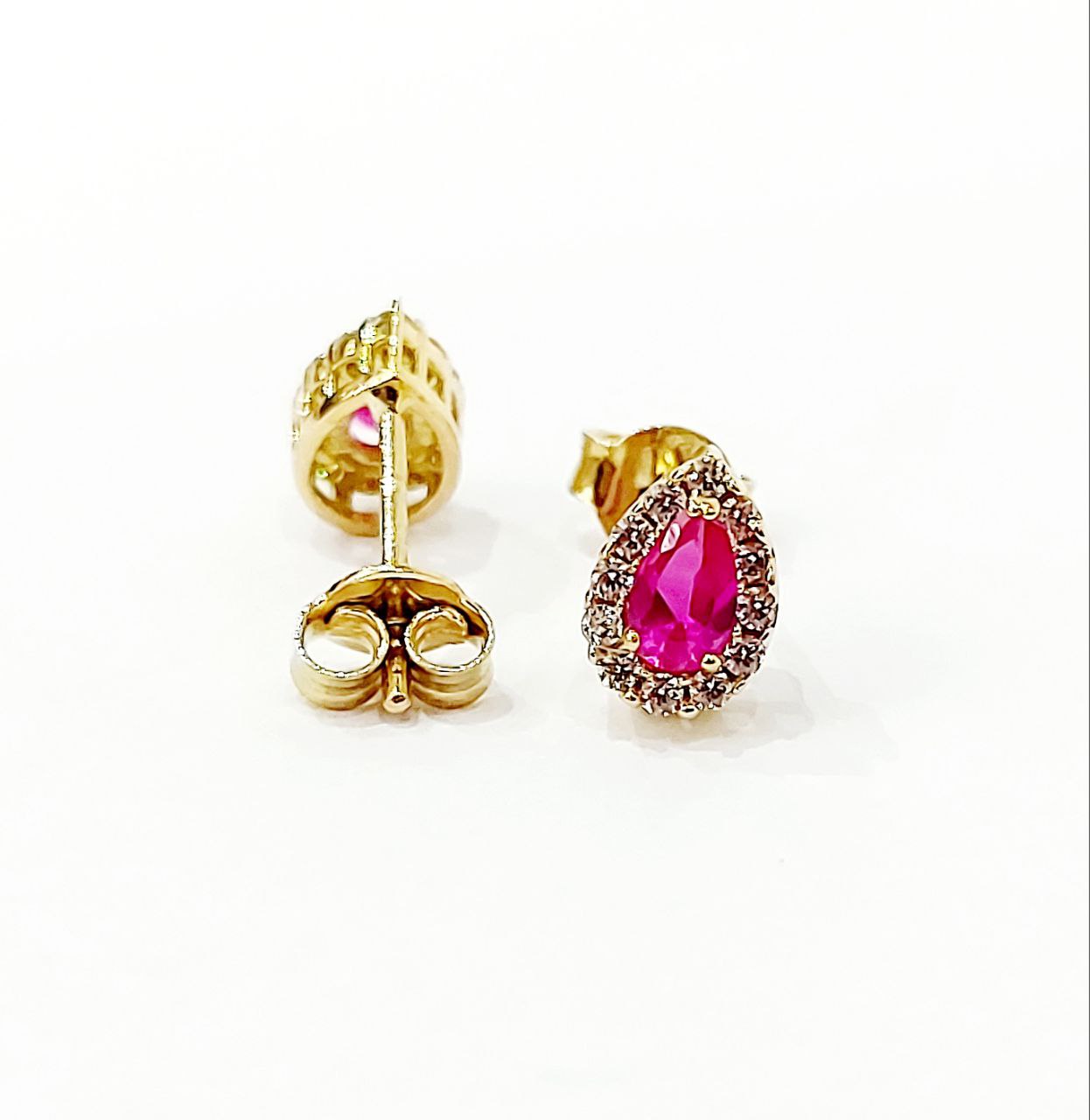 Orecchini con Rubini a goccia ct 0,80 e Diamanti ct 0,48 in Oro Giallo 18 kt (750)