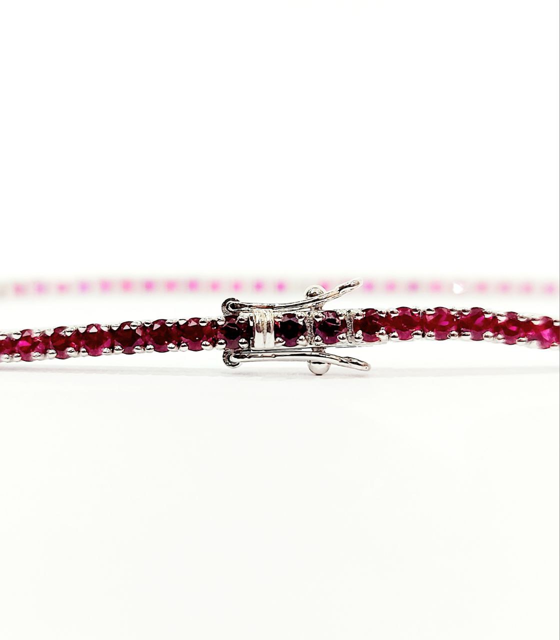 Bracciale Tennis Astralia in Oro Bianco con Rubini 5,20 ct e Diamanti 0,27 ct 18 kt (750)