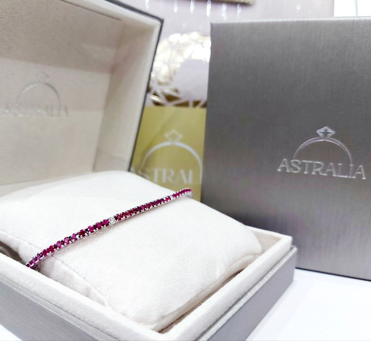 Bracciale Tennis Astralia in Oro Bianco con Rubini 5,20 ct e Diamanti 0,27 ct 18 kt (750)