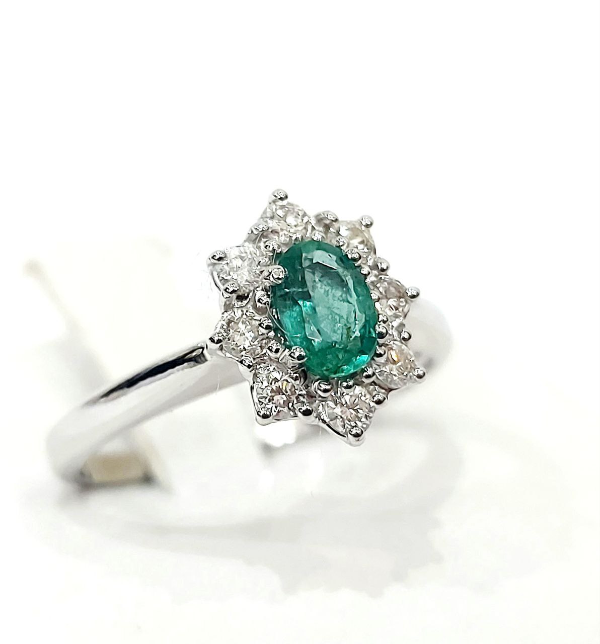Anello fantasia con Smeraldo 0,55 ct e contorno di Diamanti 0,40 ct in Oro Bianco 18kt (750)
