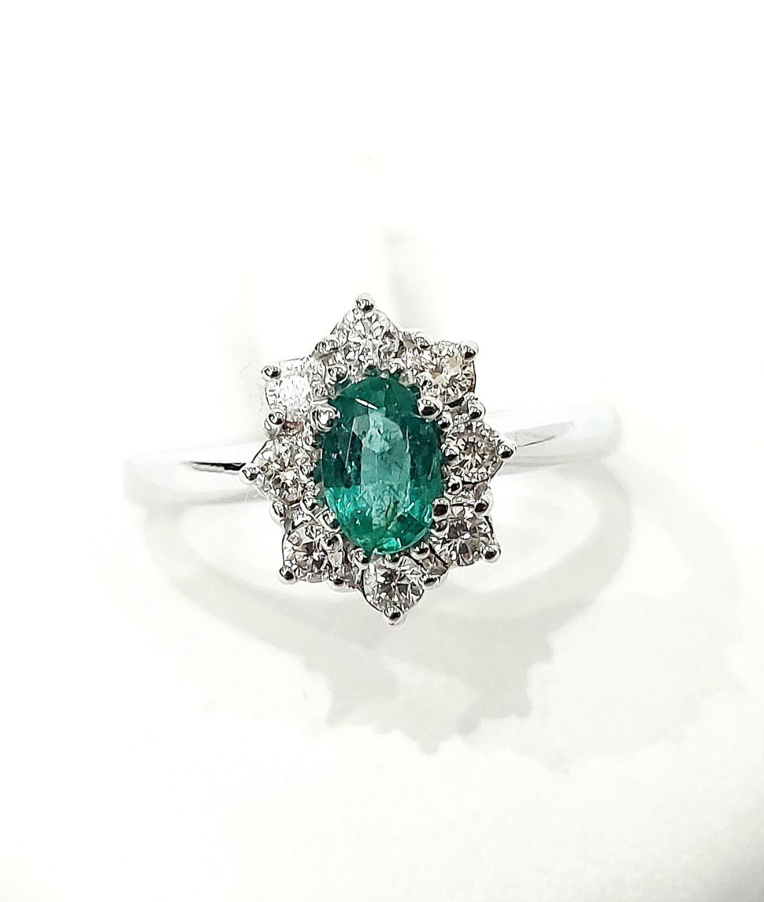 Anello fantasia con Smeraldo 0,55 ct e contorno di Diamanti 0,40 ct in Oro Bianco 18kt (750)