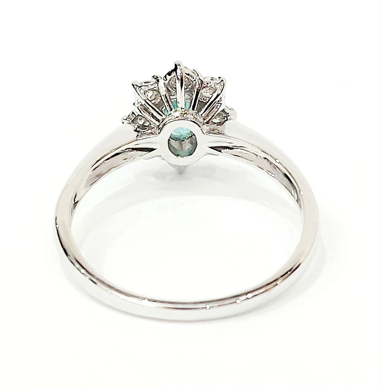 Anello fantasia con Smeraldo 0,55 ct e contorno di Diamanti 0,40 ct in Oro Bianco 18kt (750)