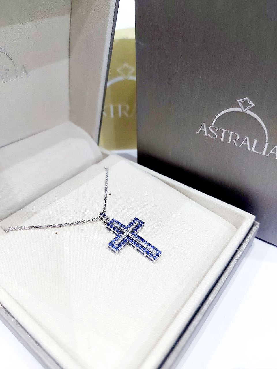 Collana pendente Croce Astralia Oro Bianco 18 kt -750 Zaffiri 1,30 ct Diamanti 0,65 ct