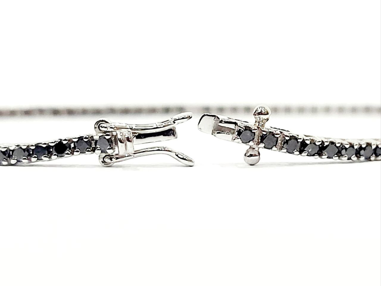 Bracciale Tennis Astralia in Oro Bianco con Diamanti neri 1,98 ct e bianchi 0,10 ct 18 kt (750)