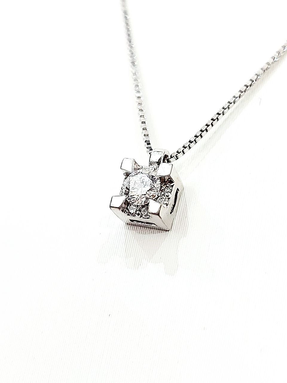 Collana con pendente modello punto luce con Diamante centrale e diamanti circolari 0,28 ct Oro Bianco 18 kt -750