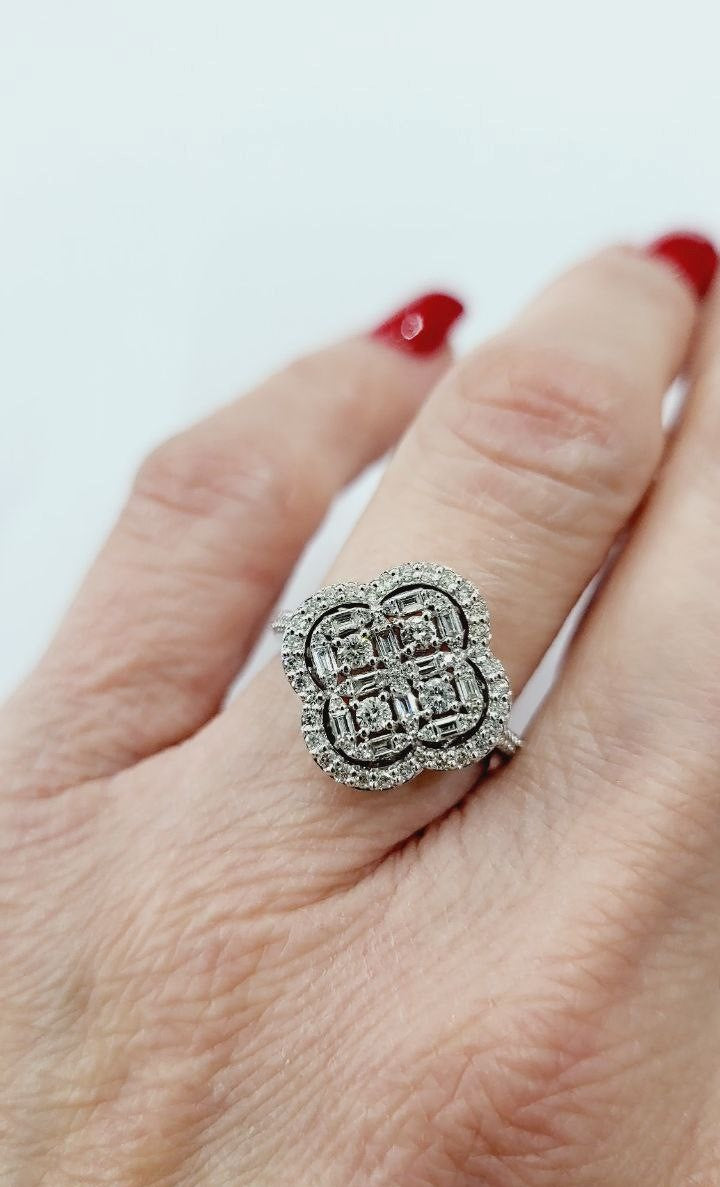 Anello Astralia a fiore in Oro Bianco con Diamanti Baguette ct 0,20 e Brillante ct 0,65 18kt (750)