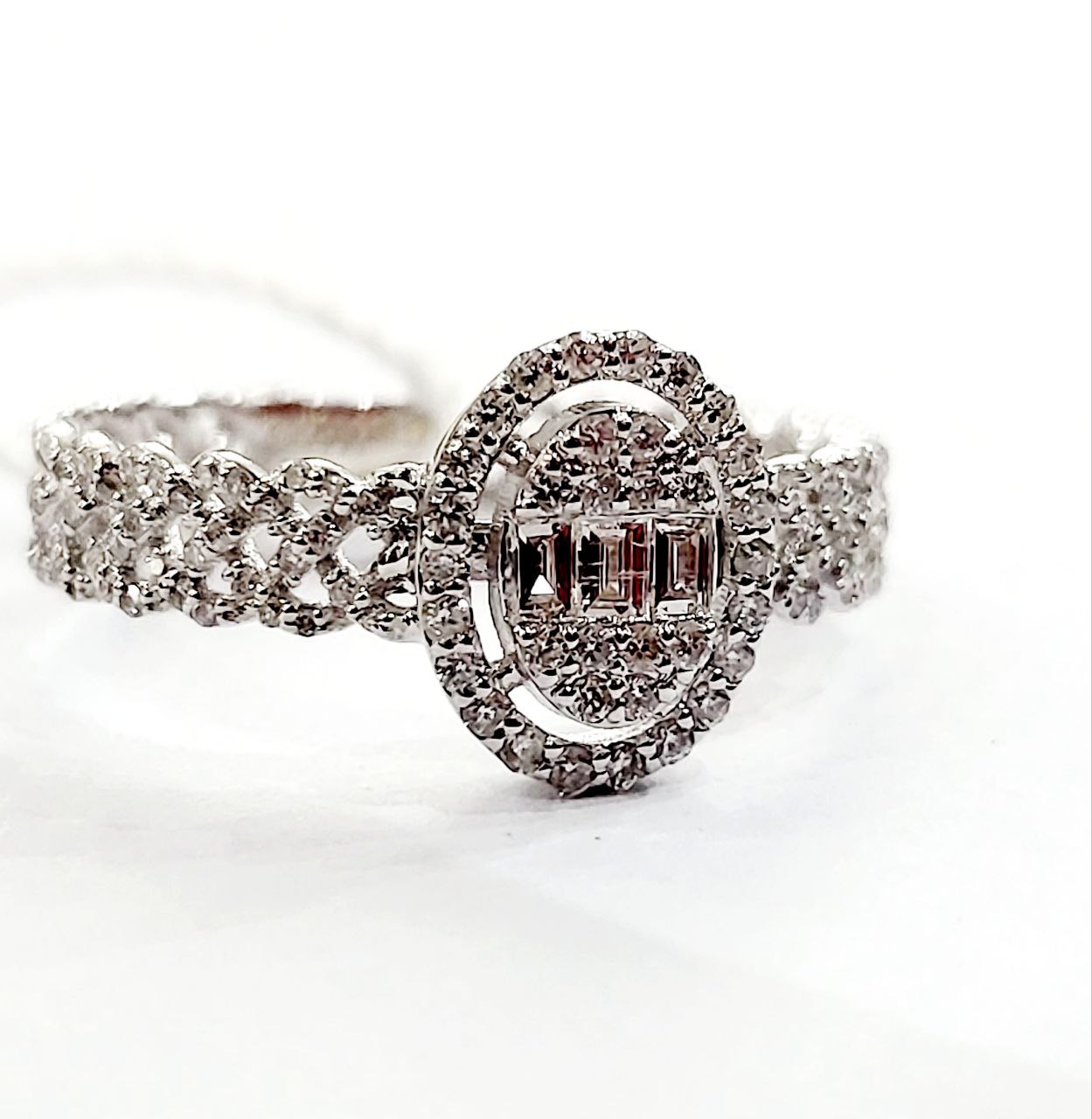 Anello fascia fantasia Donna in Oro Bianco con Diamanti Baguette e Diamanti Brillanti ct 0,36