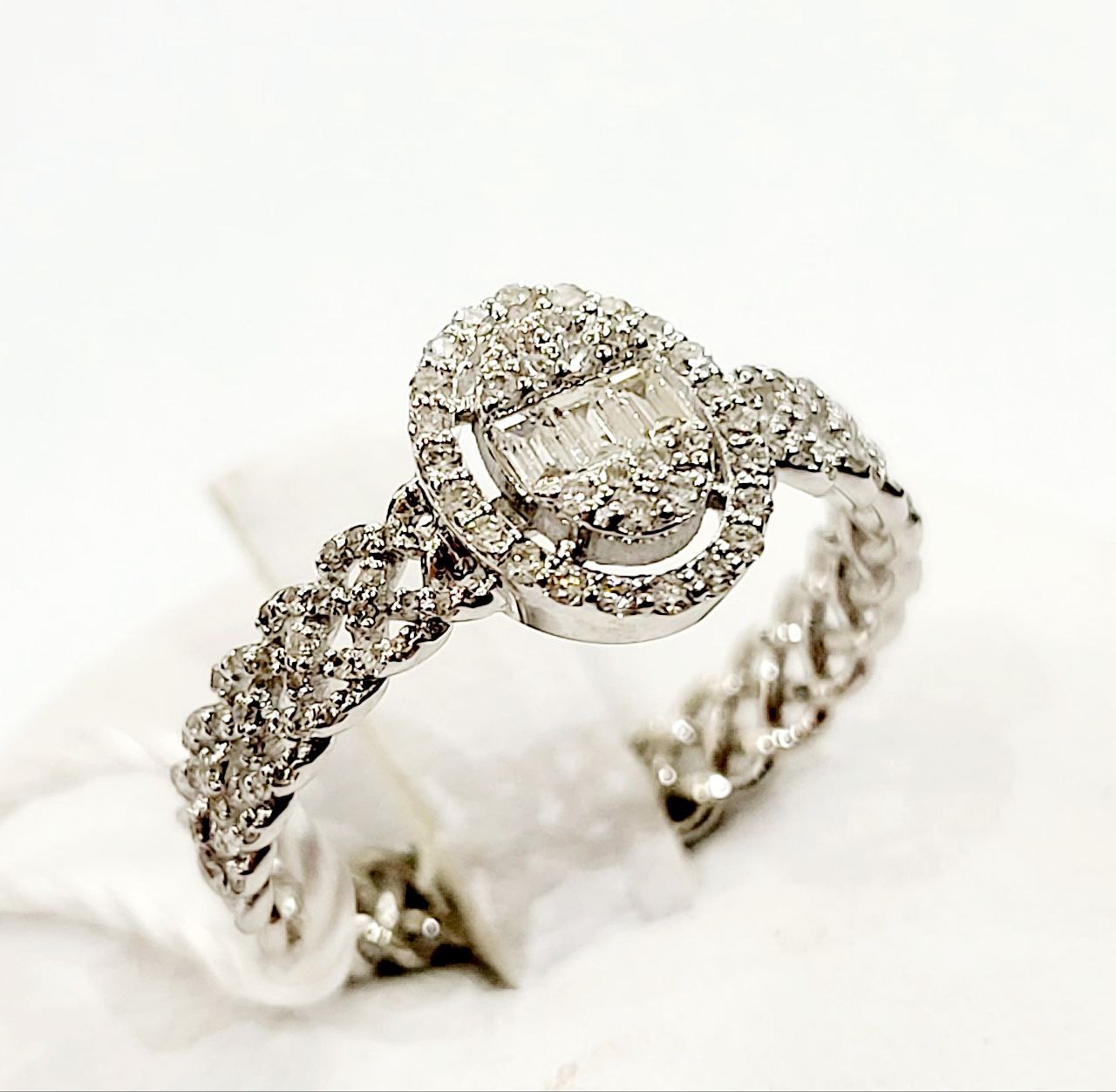 Anello fascia fantasia Donna in Oro Bianco con Diamanti Baguette e Diamanti Brillanti ct 0,36