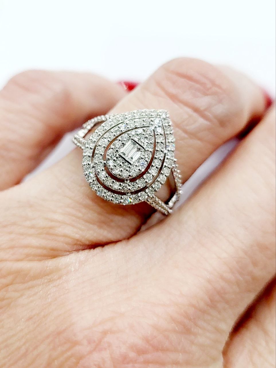 Anello Astralia a goccia in Oro Bianco con Diamanti Baguette 0,10 ct e Brillante 0,72 ct 18kt (750)