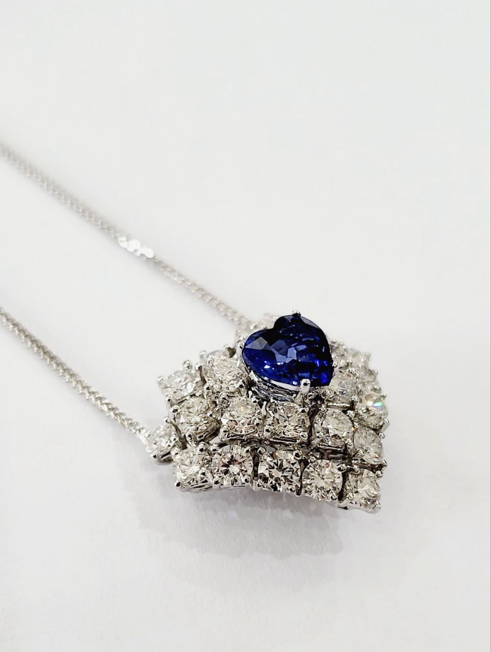 Collana pendente Cuore Oro bianco 18kt - 750 Astralia Zaffiro 1,05 ct e Diamanti 2,72 ct certificazione AIG MILAN