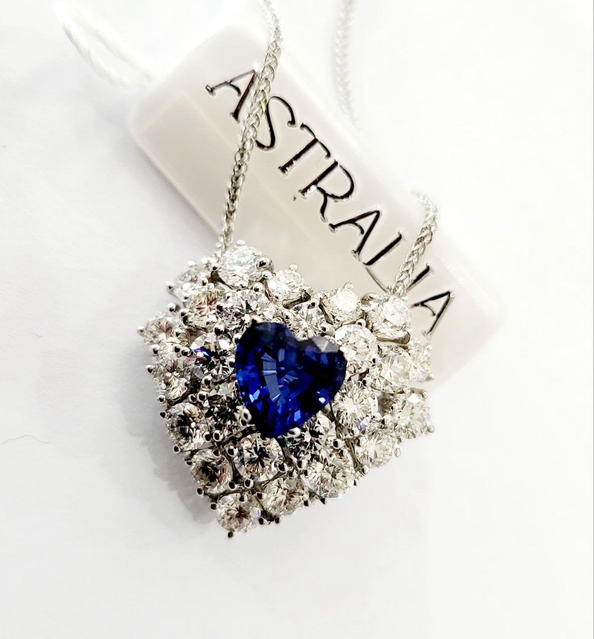 Collana pendente Cuore Oro bianco 18kt - 750 Astralia Zaffiro 1,05 ct e Diamanti 2,72 ct certificazione AIG MILAN