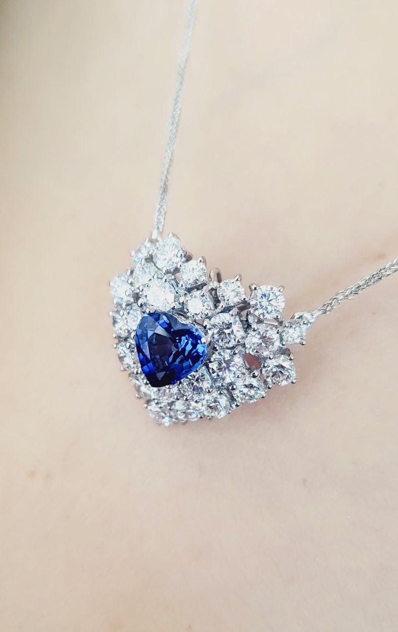 Collana pendente Cuore Oro bianco 18kt - 750 Astralia Zaffiro 1,05 ct e Diamanti 2,72 ct certificazione AIG MILAN