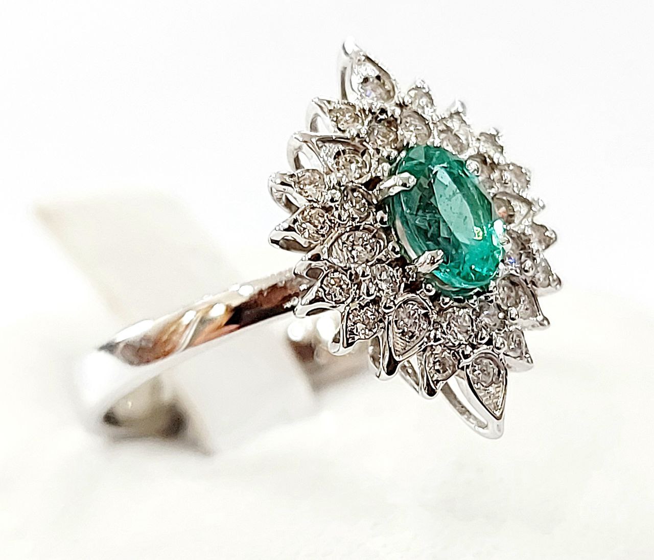 Anello stella Astralia Smeraldo 0,70 ct e contorno di Diamanti 0,30 ct in Oro Bianco 18kt (750)