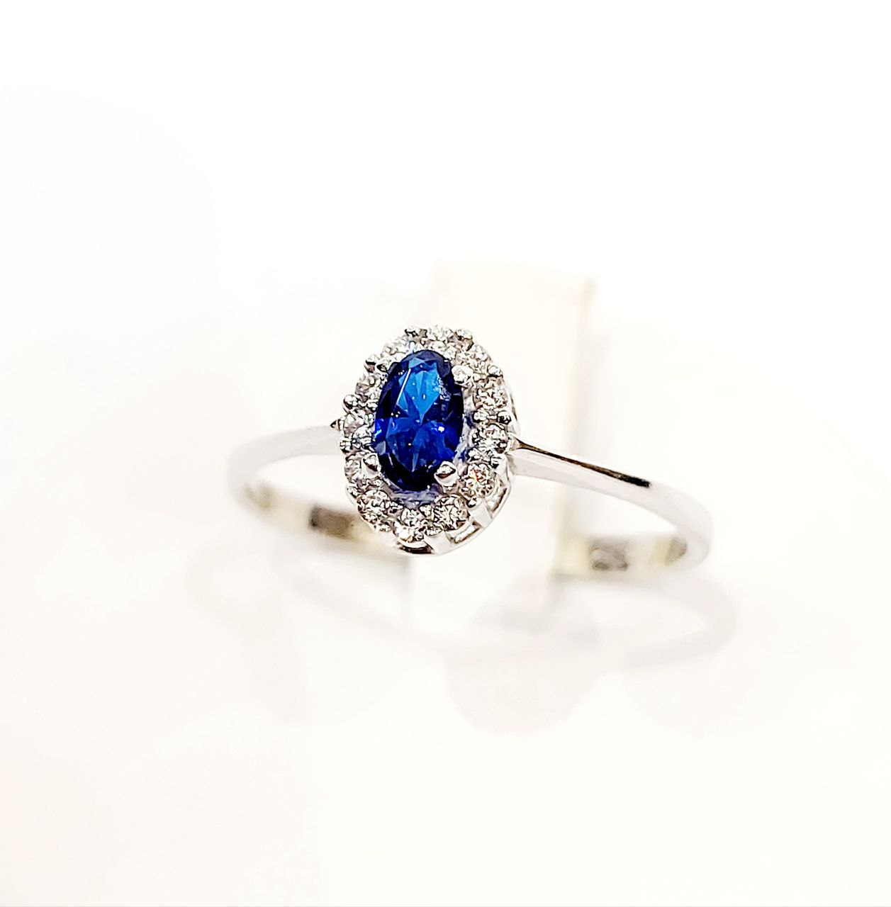 Anello con Zaffiro ovale ct 0,55 e Diamanti ct 0,20 in Oro Bianco 18 kt (750)