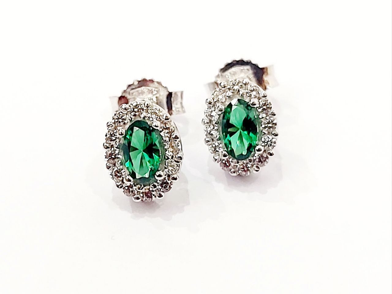 Orecchini in Oro Bianco con Diamanti 0,40 ct e Smeraldi ovali 1,11 ct 18 kt (750)