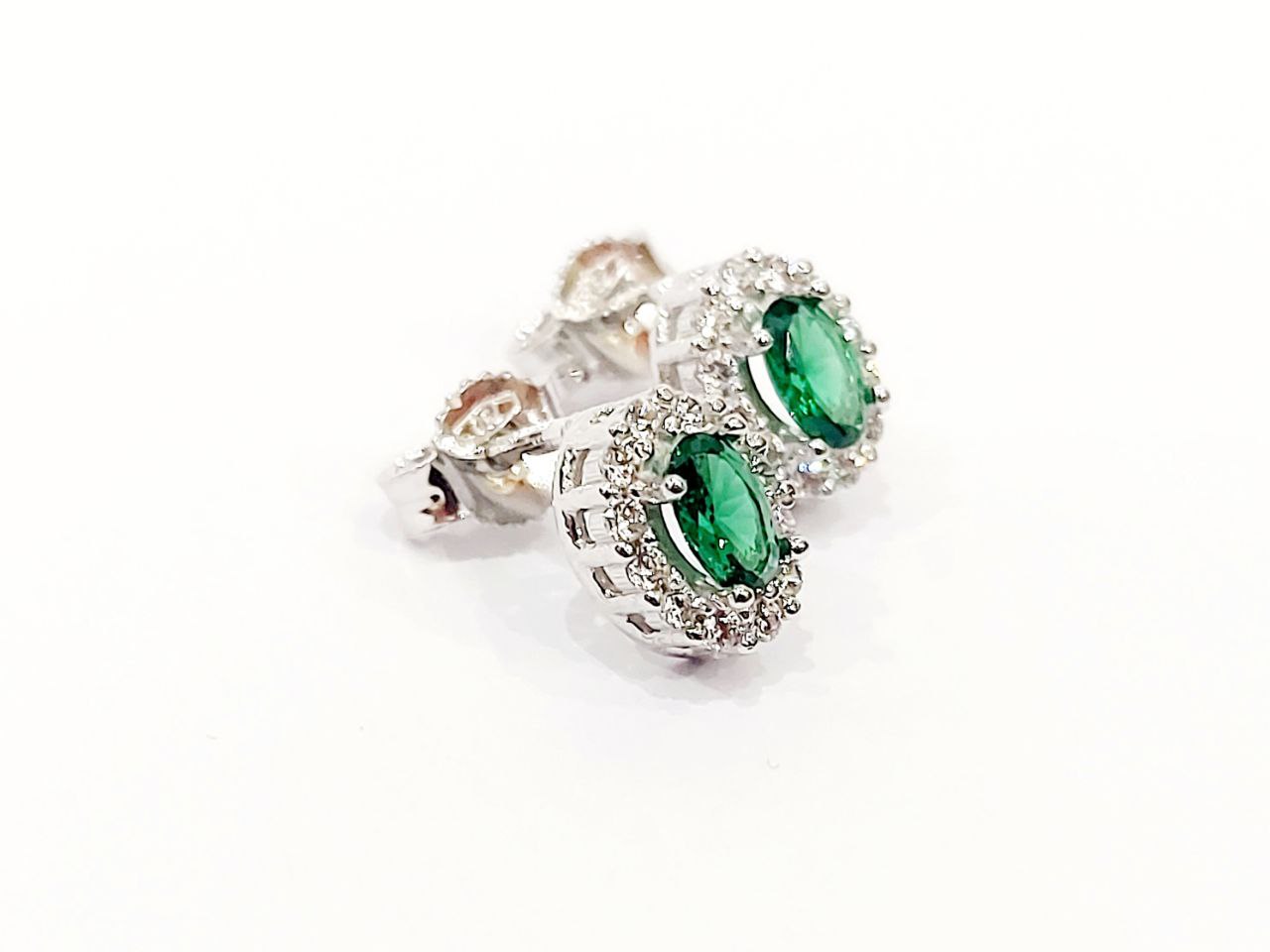 Orecchini in Oro Bianco con Diamanti 0,40 ct e Smeraldi ovali 1,11 ct 18 kt (750)