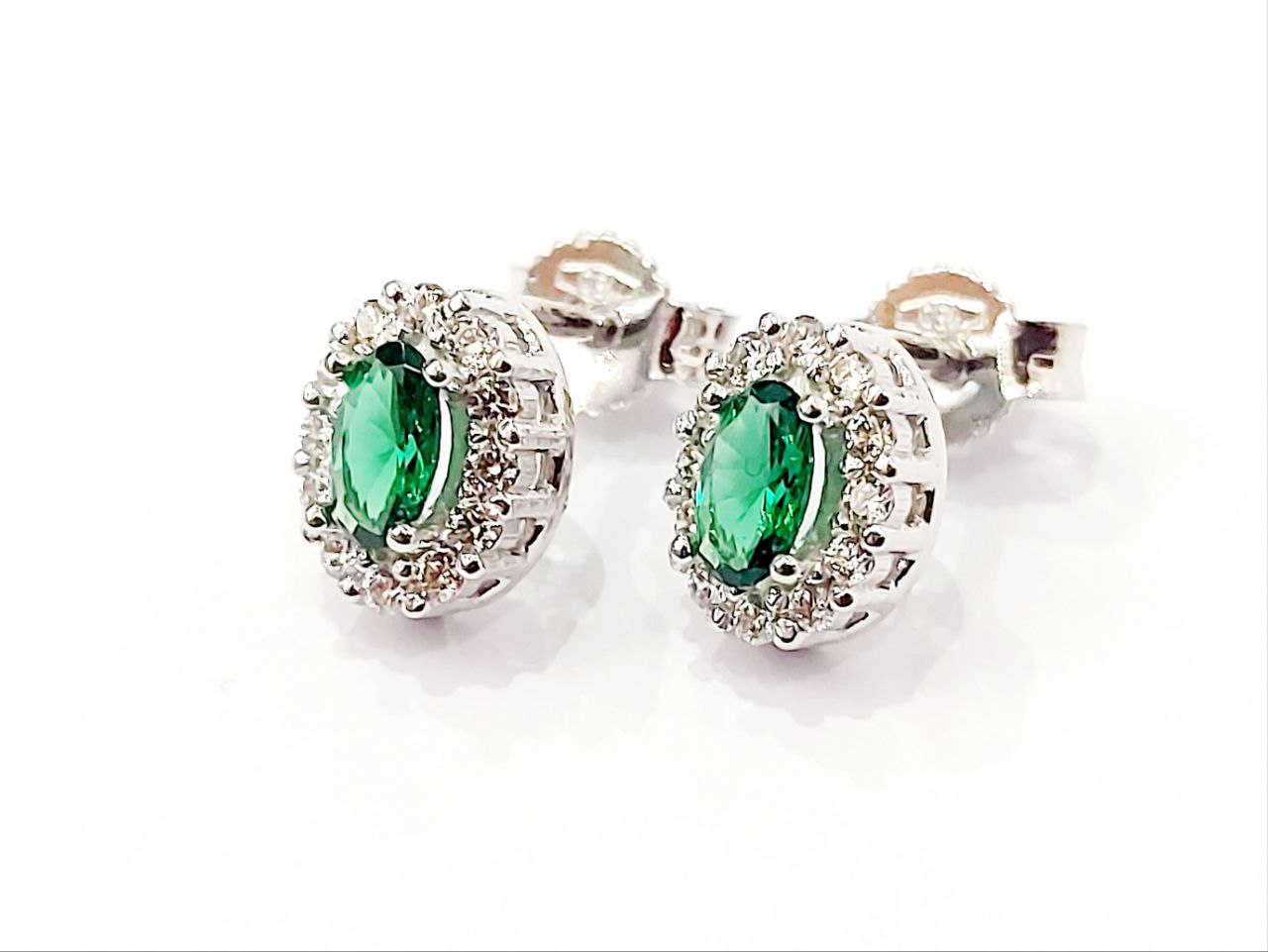 Orecchini in Oro Bianco con Diamanti 0,40 ct e Smeraldi ovali 1,11 ct 18 kt (750)