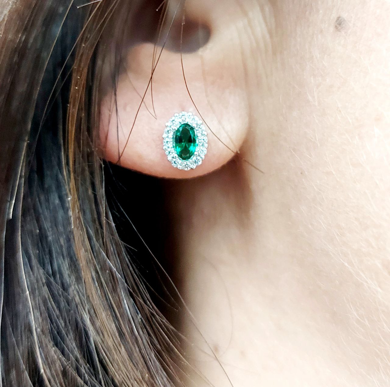 Orecchini in Oro Bianco con Diamanti 0,40 ct e Smeraldi ovali 1,11 ct 18 kt (750)