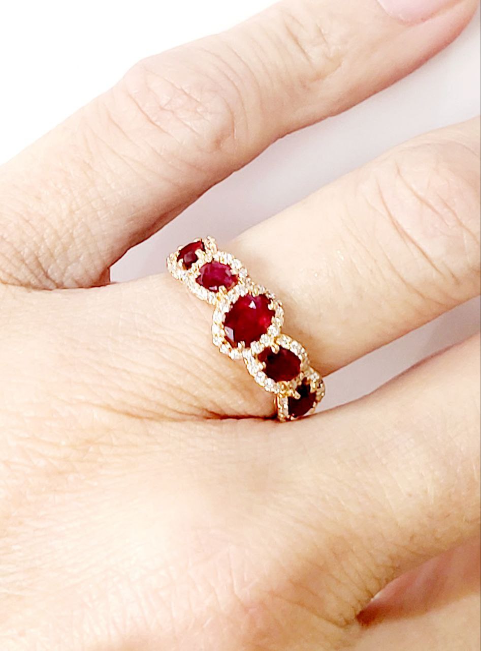 Anello riviera fantasia in Oro Rosa con Rubini 3,29 ct e Diamanti 0,64 ct 18 kt (750)