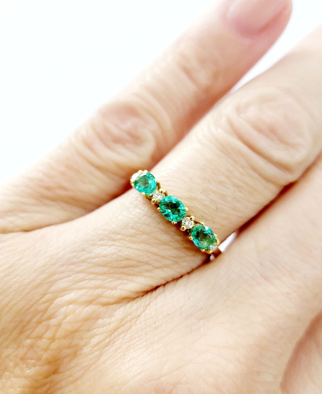 Anello Trilogy in Oro Giallo con Smeraldi ovali 0,90 ct e Diamanti 0,12 ct 18 kt (750)