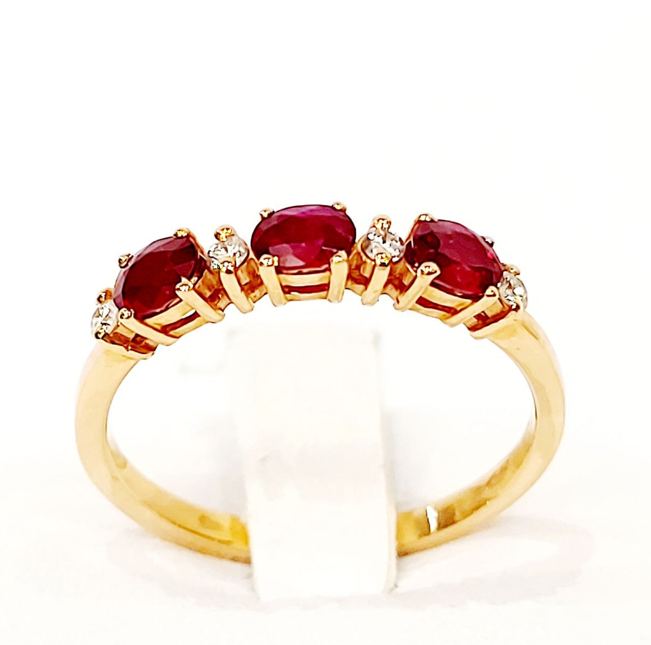 Anello Trilogy in Oro Rosa con Rubini ovali 0,97 ct e Diamanti 0,10 ct 18 kt (750)
