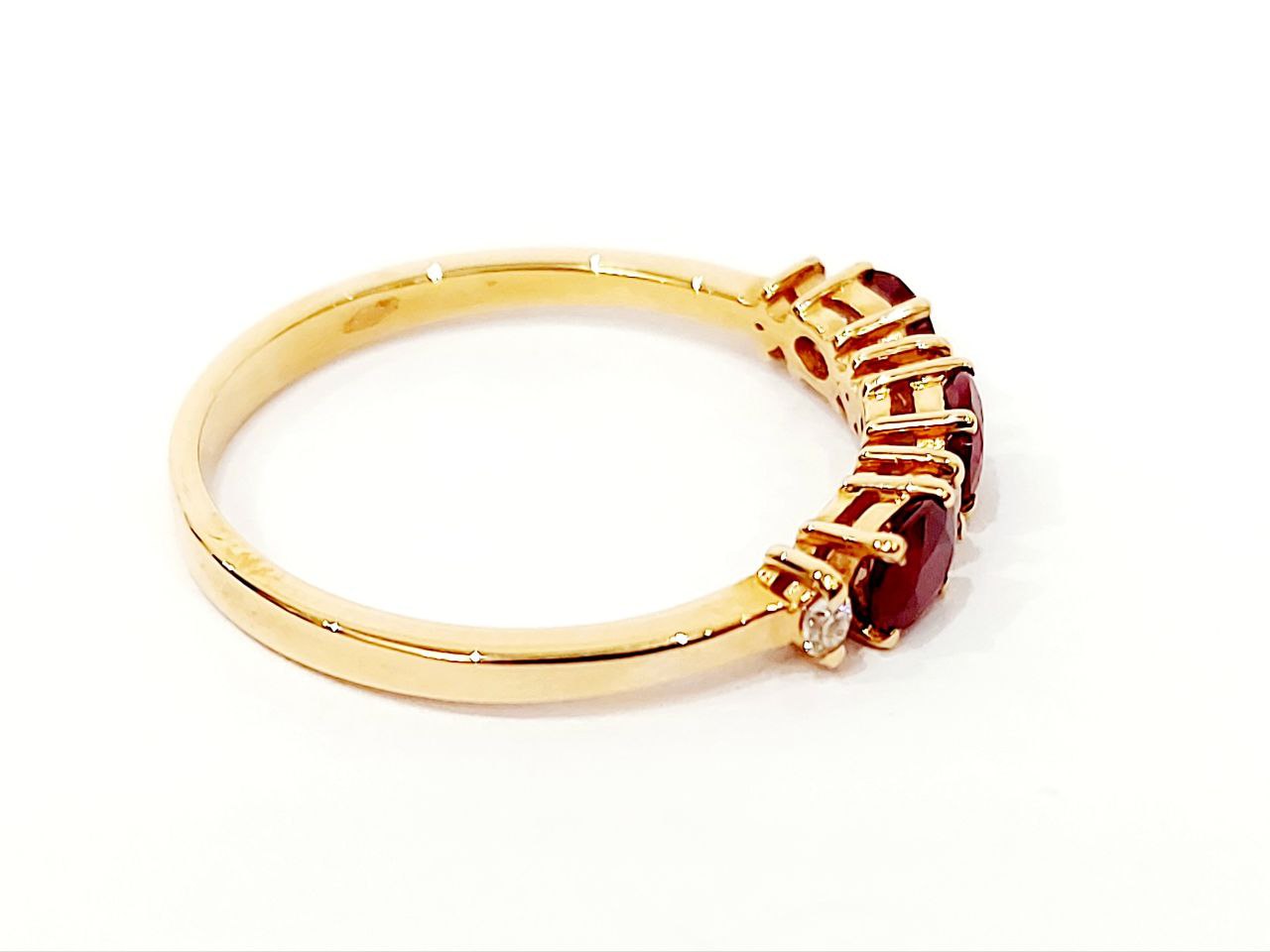 Anello Trilogy in Oro Rosa con Rubini ovali 0,97 ct e Diamanti 0,10 ct 18 kt (750)