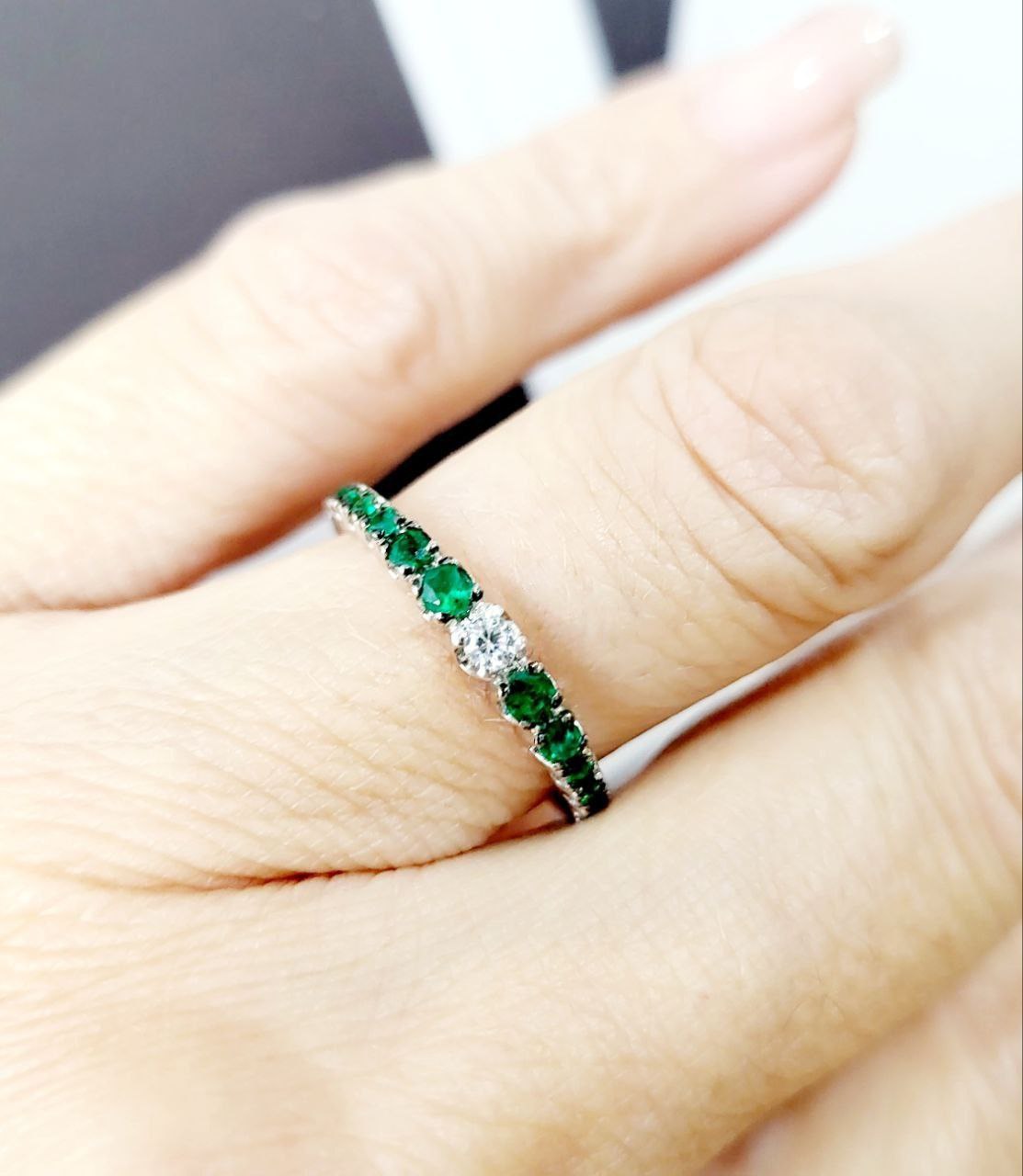 Anello veretta con Diamante 0,10 ct e Smeraldi 0,65 ct in Oro Bianco 18 kt (750)